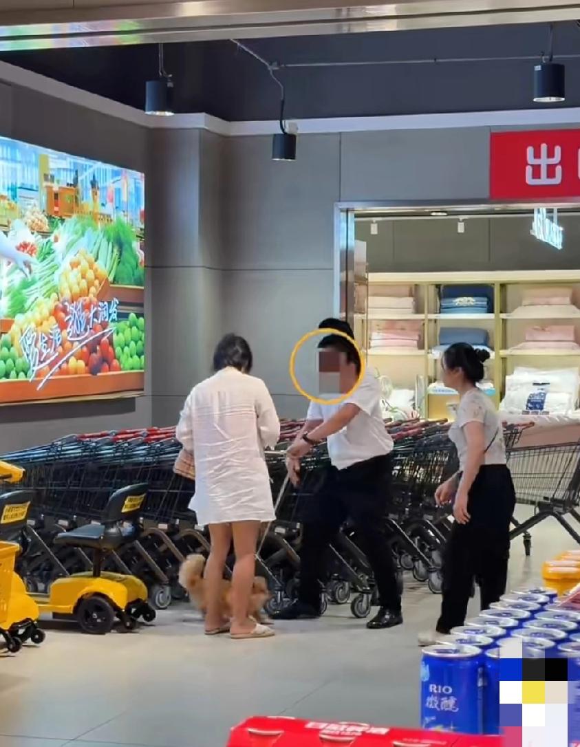 海南三亚，这个女的非要把小狗绑在购物车上推着走，工作人员解释说会影响到别人且不安