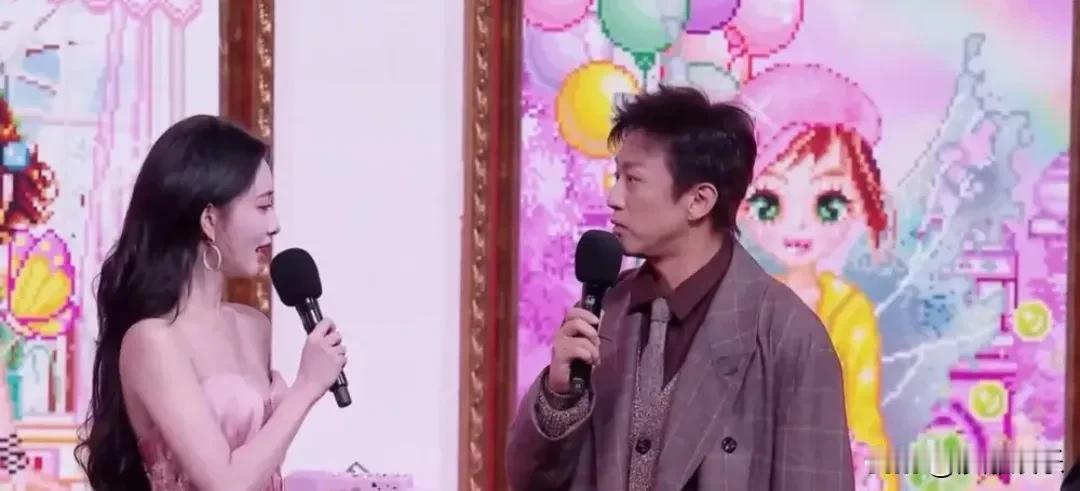 微博之夜，邓超又凭一己之力把盛典变喜剧片场。主持人刚说要找个“1万分抽象”的，他