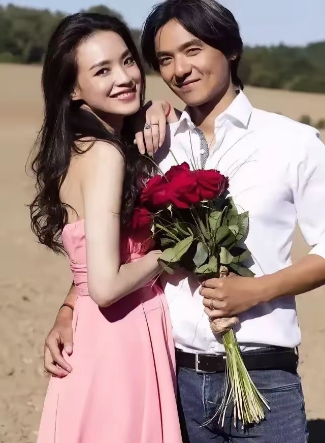 2016年，舒淇与冯德伦结婚。记者问她:“你们为什么认识20年才在一起结婚？”舒