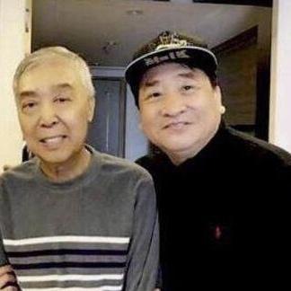 2018年，师胜杰病重，姜昆前去看望，一张罕见的留影，画面两人分别为师胜杰与姜昆
