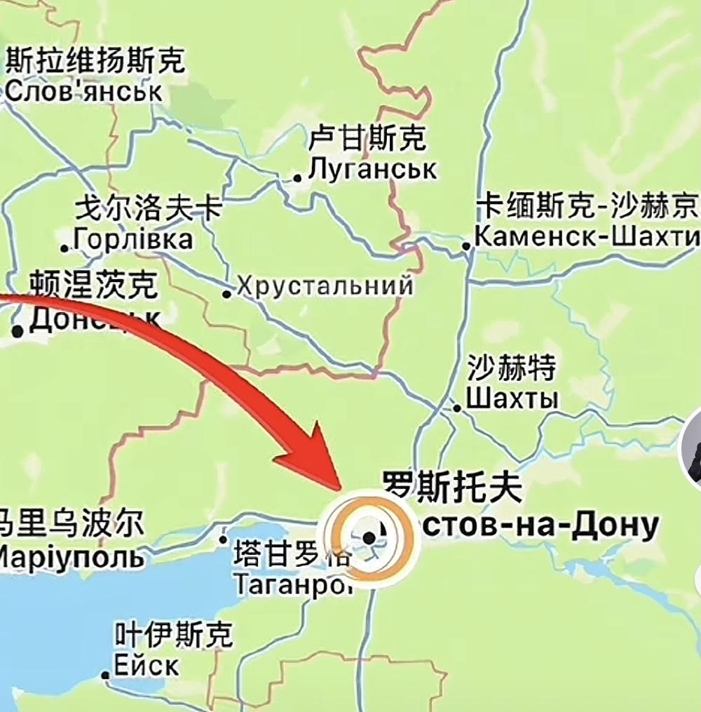 20日，俄罗斯罗斯托夫火车站正在装卸装备，被乌军无人机赶了个正着，一群无人机猛然