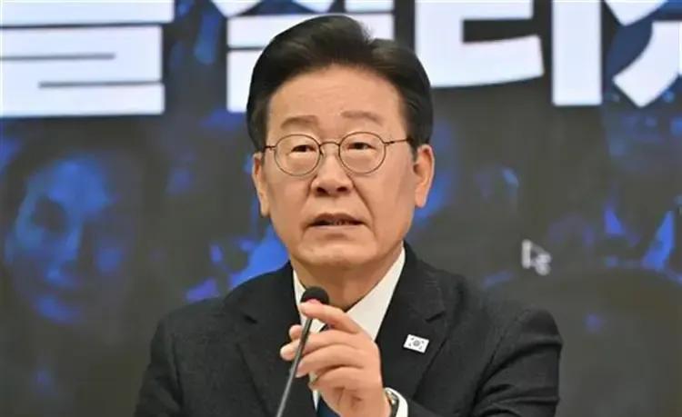 刚祭奠完卢武铉的李在明情况不太妙啊，本周他的支持率下跌了6个百分点，只剩45%。