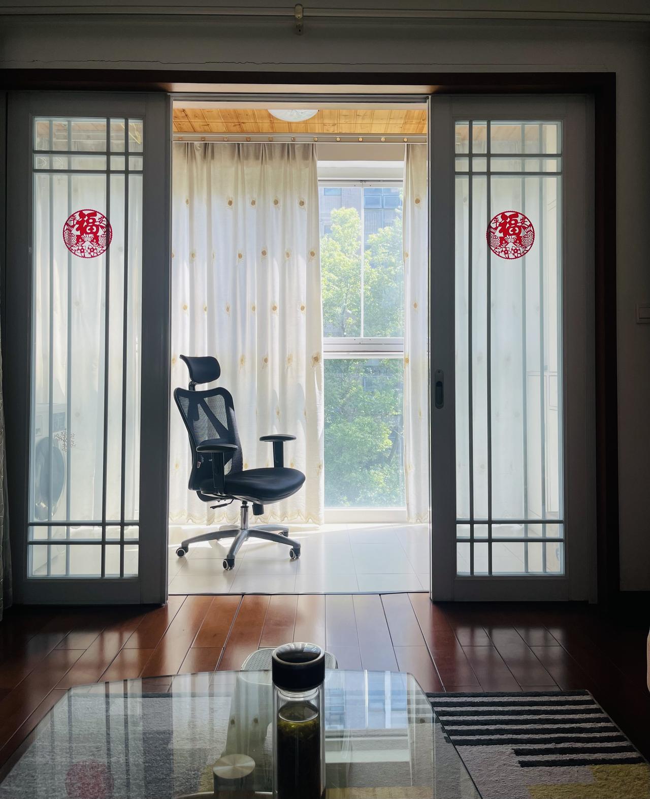 住不够的老宅。这套房子有20年了，最近5年搬家了，这房子一直空置，既舍不得卖，