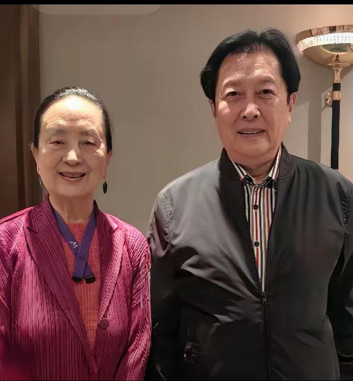 他们也曾是美女帅哥，如今都老了。张金玲75岁，唐国强74岁，看到他俩同框合
