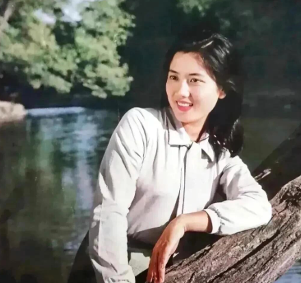 什么是真正的盛世美颜，这就是吧。无美颜、无滤镜，却美的那么高级，皮肤颜值身材都没