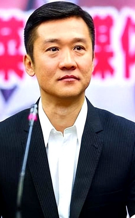2011年隆冬，黄志忠将离婚协议书推给妻子何音时，窗外的积雪压断了枯枝，这位刚凭