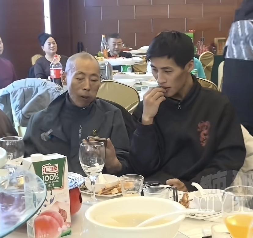 张云鹏会回中国定居生活吗？看高洋回应张云鹏在加拿大的情况时，感觉他说的已经很