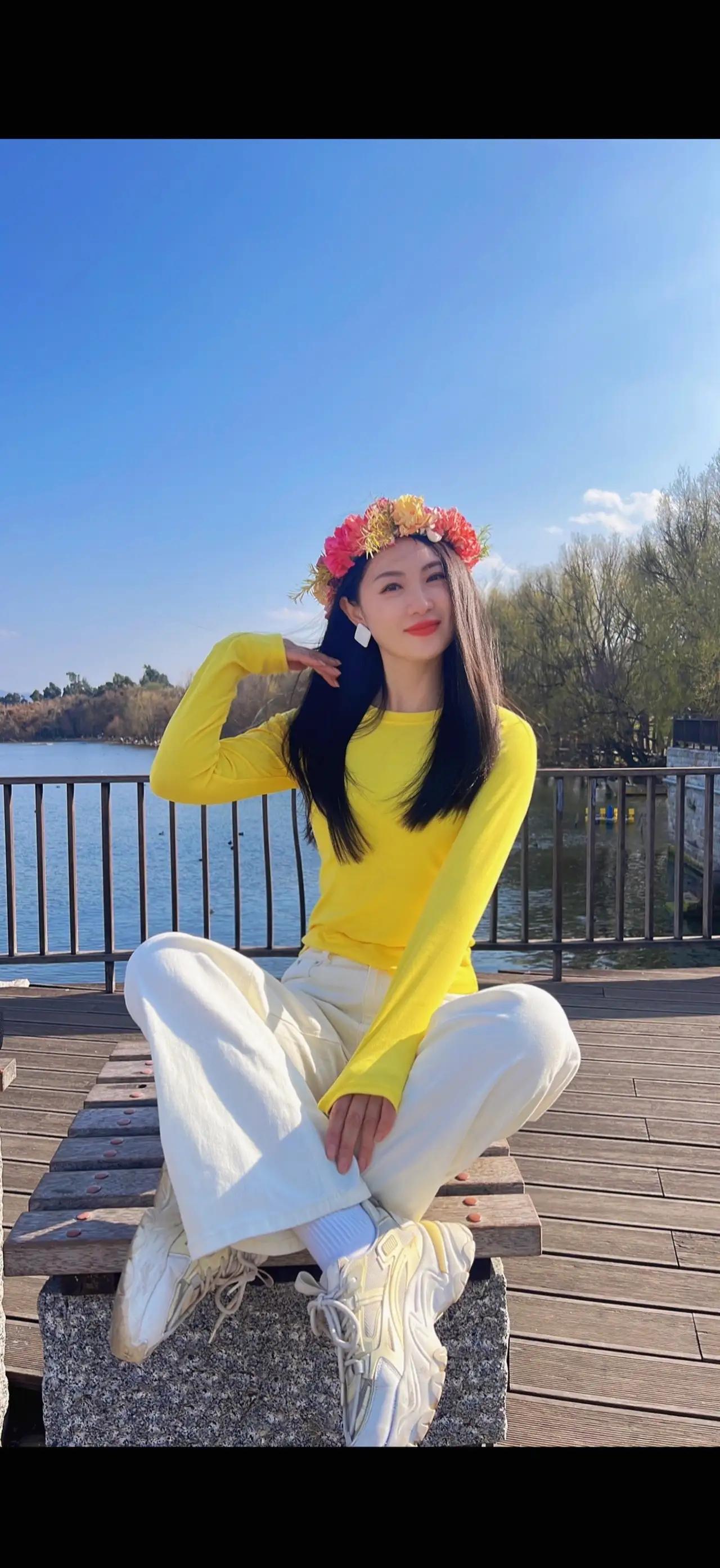 阳光明媚的湖边，穿着黄色上衣的少女，花环点缀，清新自然。湖边温柔少女湖边白裙少