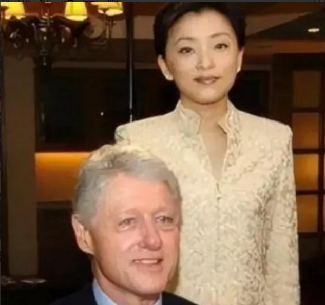 1994年，26岁的杨澜不顾父母的反对，坚决要和银行上班的丈夫张一兵离婚，转身嫁