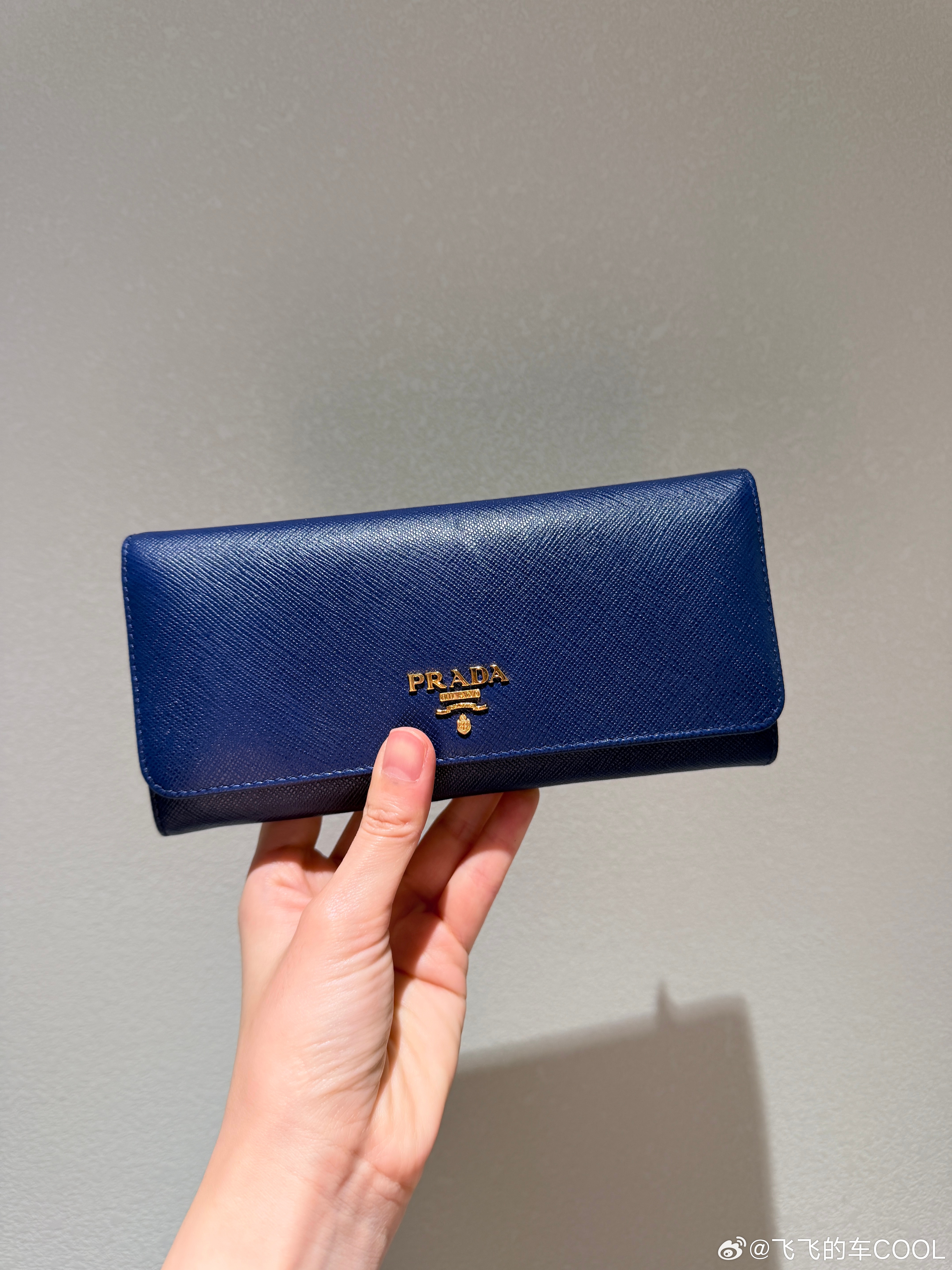 跟我妈妈收拾家里，翻出了刚去英国上学的时候给我妈妈买的Prada钱包，没想到买了