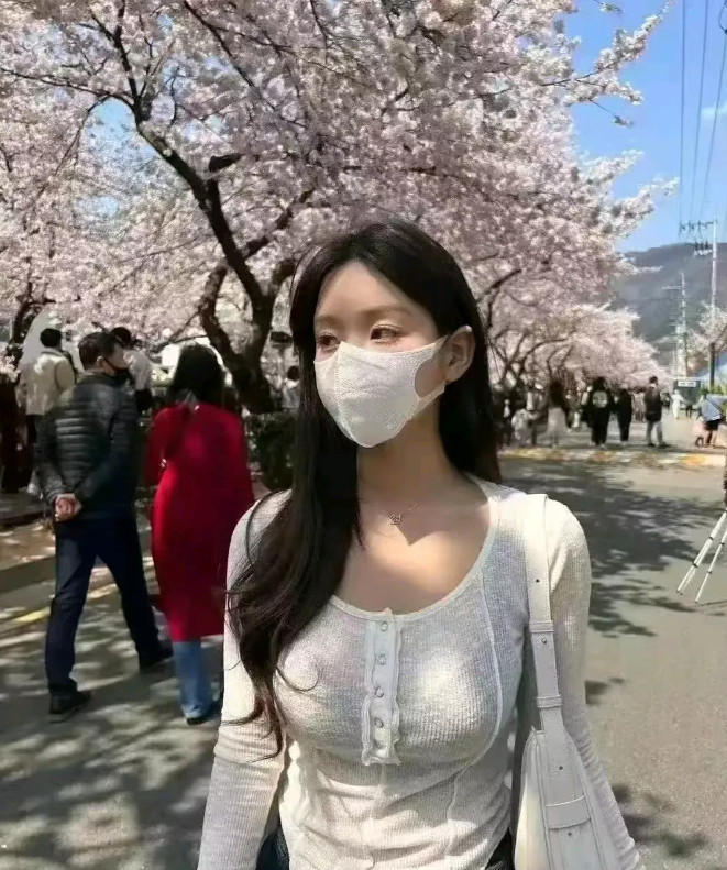女儿上高一时，我建议她选理科，但她任性，选了文科。2024年高考，她考了578分