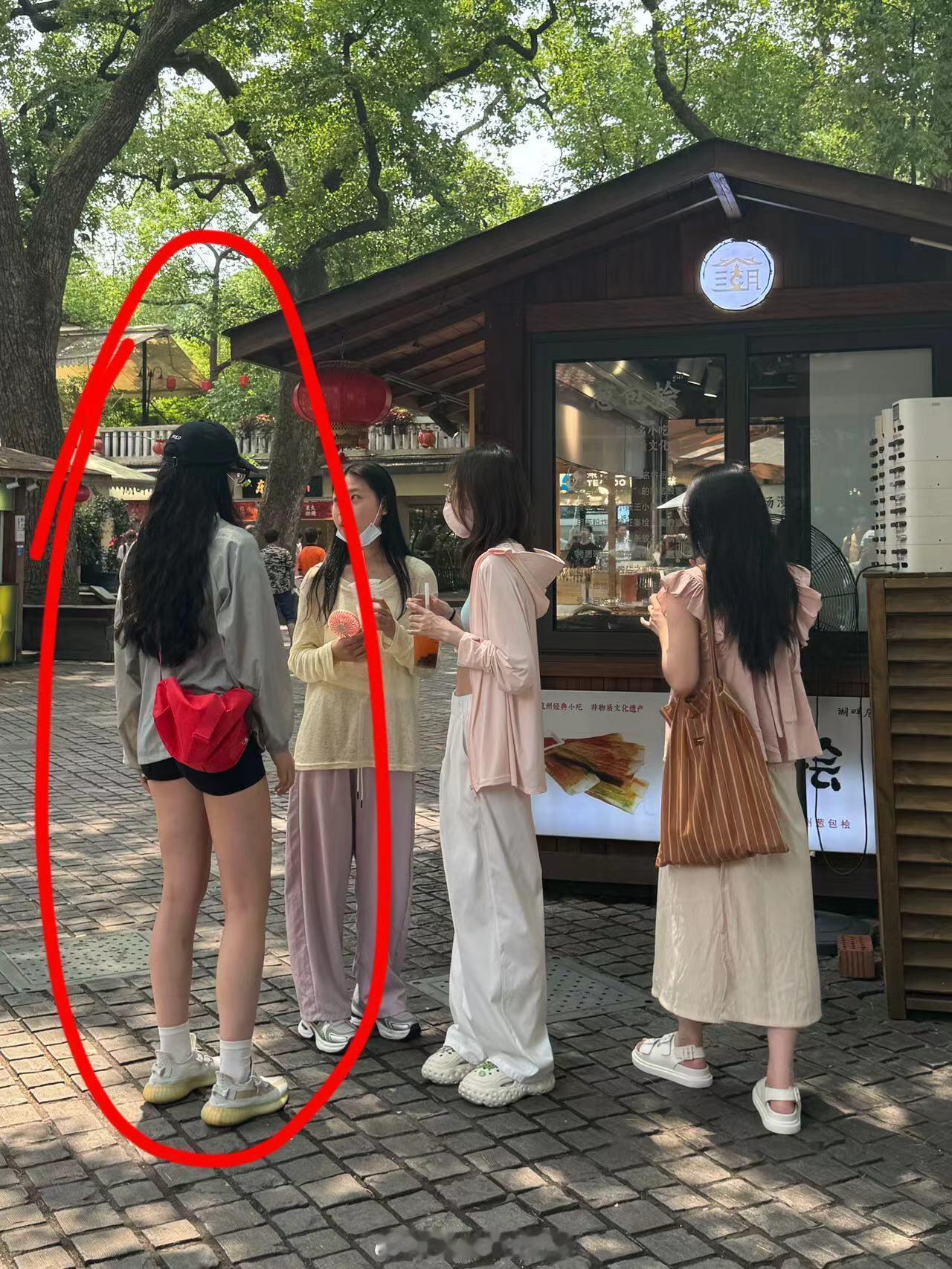 瞬间对甜妹穿搭无感了。。。西湖看见的小姐姐！高高的瘦瘦的，站在那里真的很吸晴～本