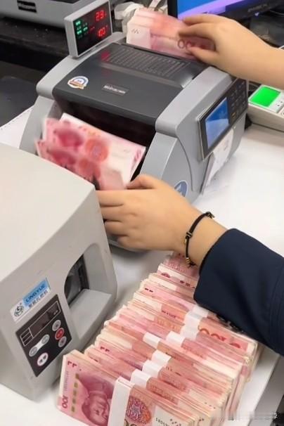 1800万的血汗钱竟然不翼而飞！赵某原来是村镇银行的员工，后来并入了农商行。