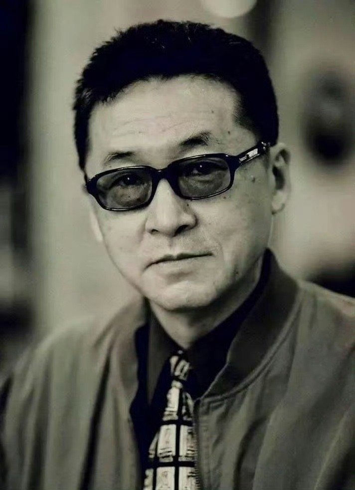 “不要崇拜任何人，绝大部分有头有脸的人，都是坏人，他们不坏，根本出不了名。纯粹的