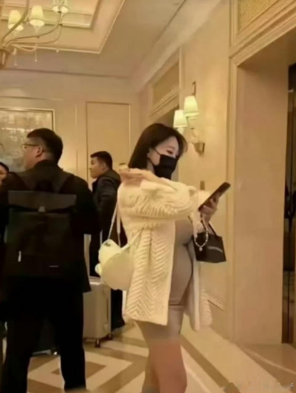 感觉叶珂当妈妈之后整个人变得好温柔诶，而且直播的时候说话也很温柔，轻声细语的，