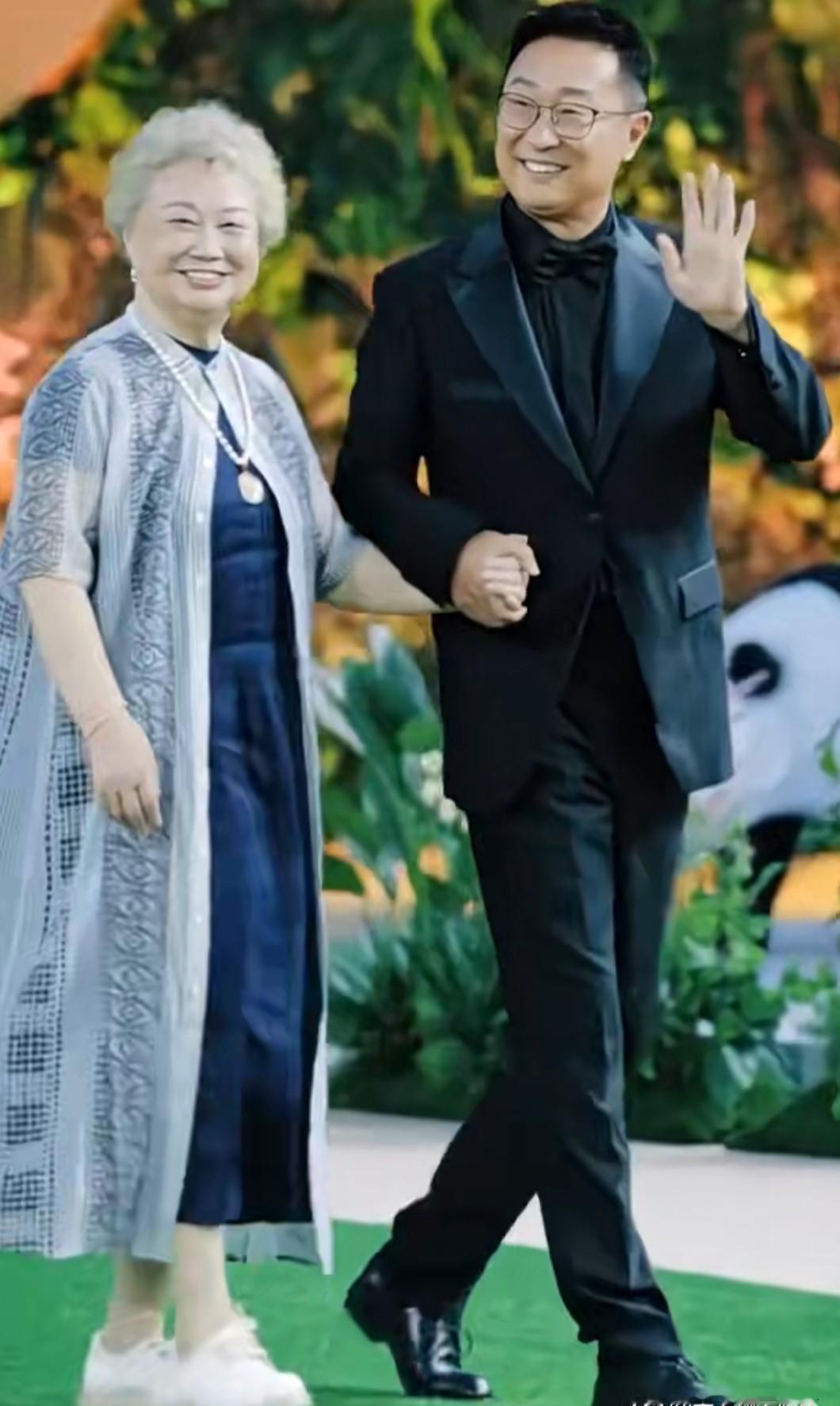 他搀扶的不是一位普通老人，而是98岁的国宝。2019年金鸡百花奖颁奖礼。林永