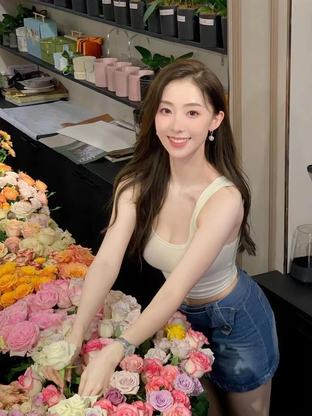 花艺少女，绽放美丽时光🌸💐🌺花艺森系鲜花少女花艺感悟鲜花少女