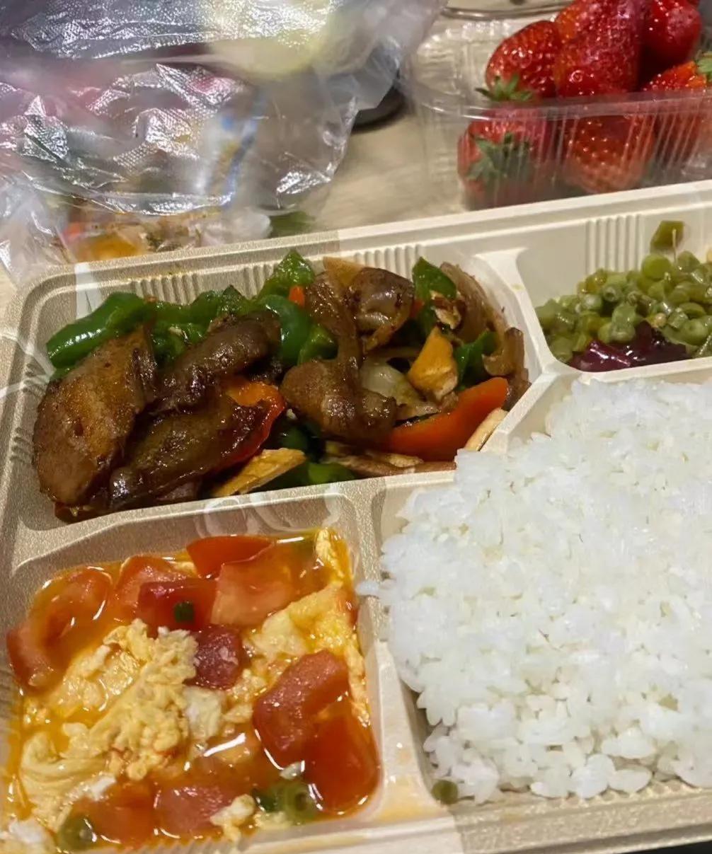 昨天坐火车去广东，熬到中午1:30的时候，终于等到了10元钱的盒饭，不要说便宜的