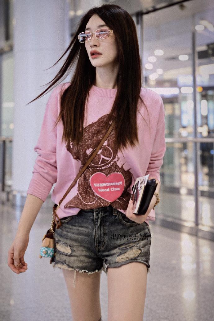 今天李小冉现身杭州机场，她这次搭配的像个漂亮的美少女，看起来好年轻。李小冉上