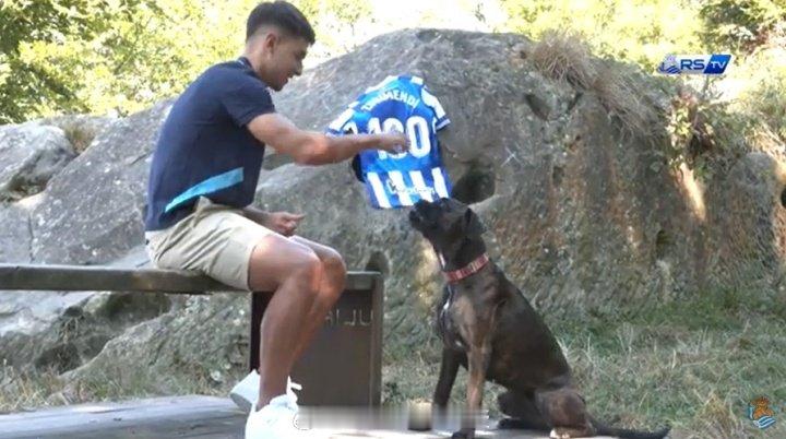 英国天气跟西班牙比起来确实狗都不想待祖比门迪说：“我的狗还留在西班牙。主要是我