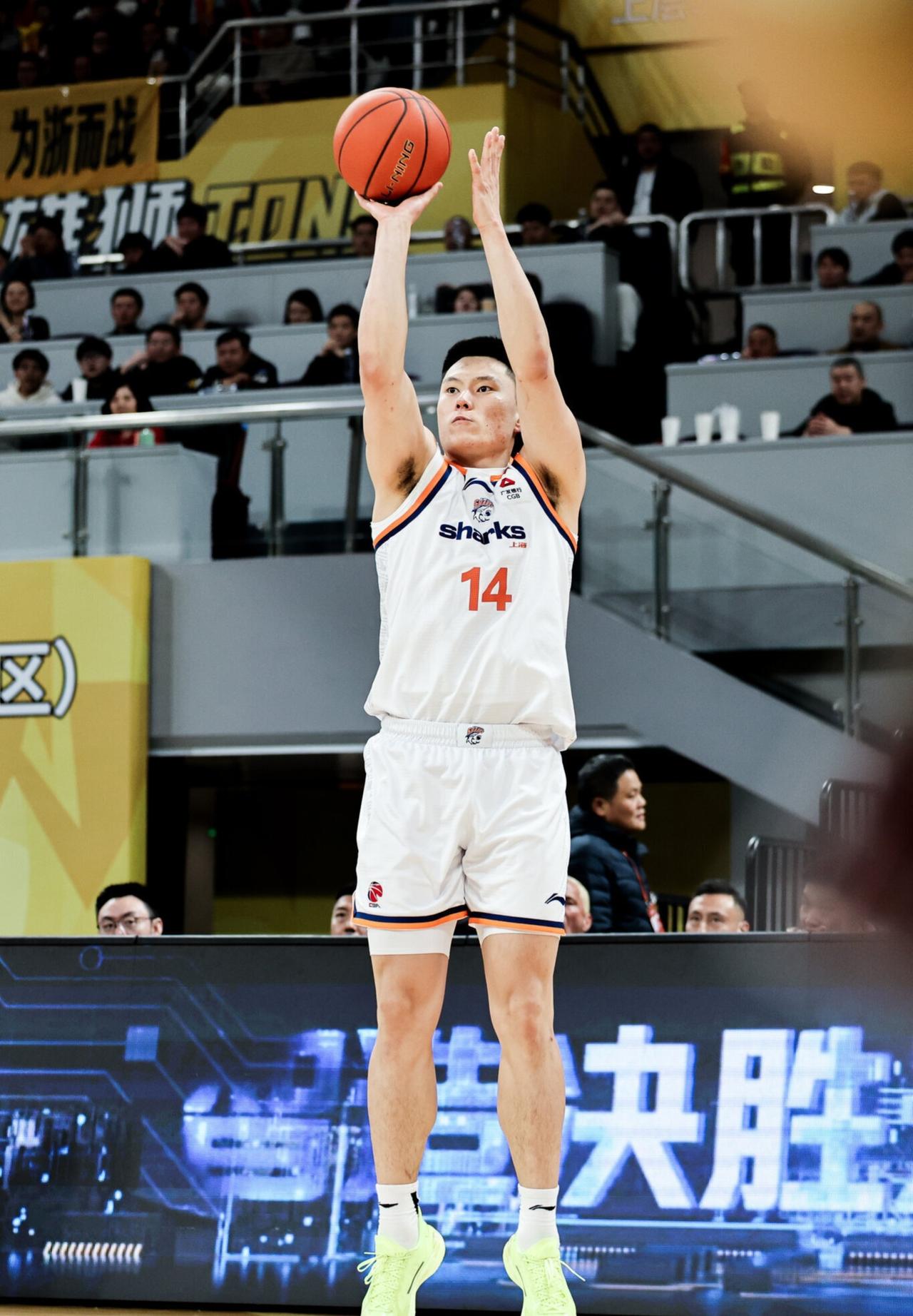 恐怖阵容深度！上海男篮12人轮转全员有贡献，CBA夺冠大热彻底显现🔥CB