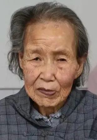 1941年，15岁的郭喜翠在给姐姐的孩子换尿布。突然，日本兵闯进将她抓到慰安所。