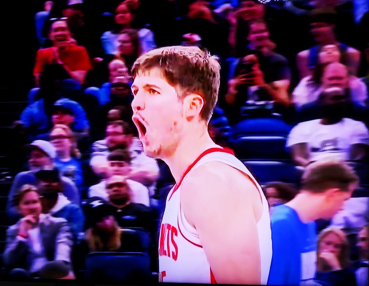 伊森、小贾伤退，谢泼德发威，阿杜40分，火箭逆转魔术。第三节上半段火箭一度落