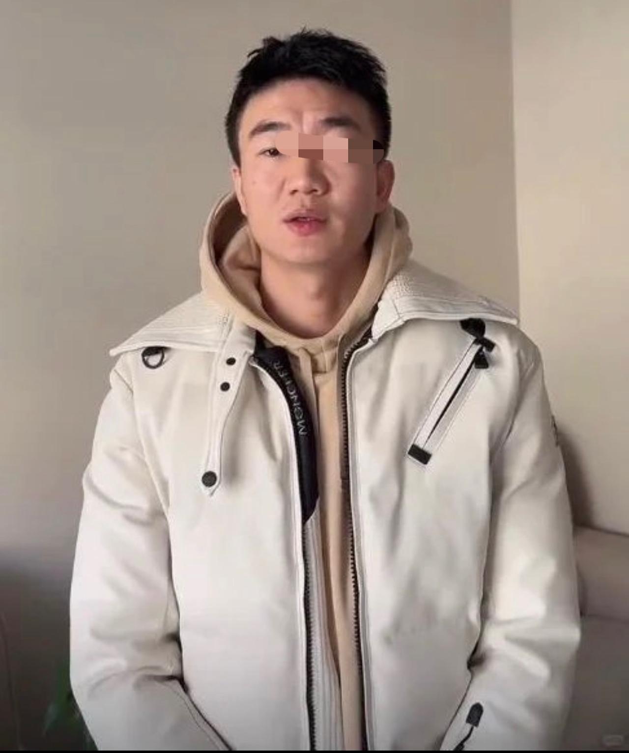 前国脚戴某欠球迷钱不还，羞辱辱骂球迷，殊不知他欠的是球迷救命钱，目前球迷已经离世