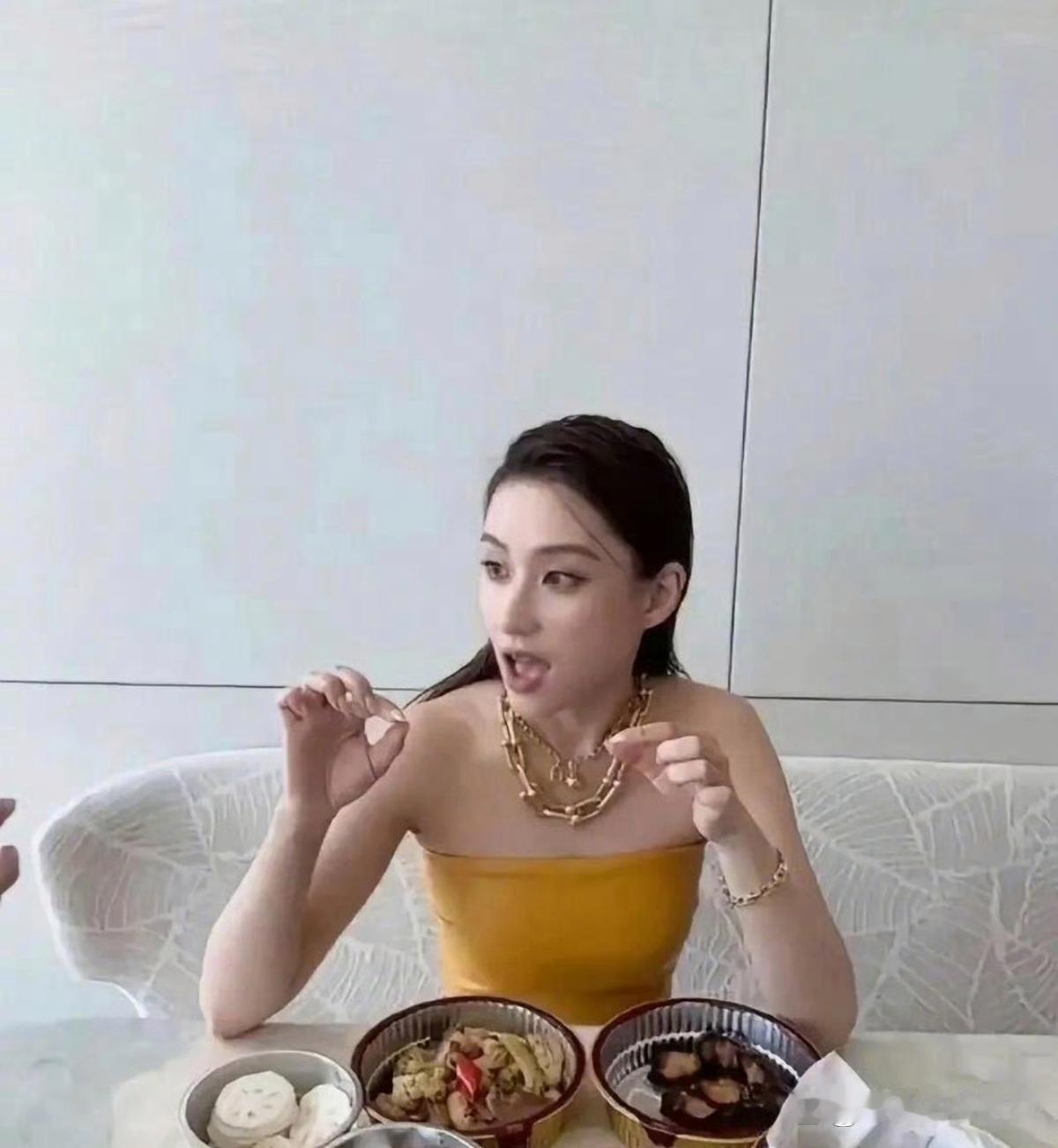 富二代何超莲的下午茶，贫穷限制想象了
