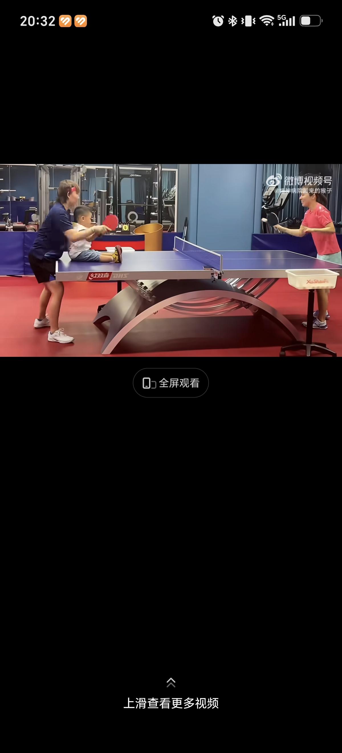 平野美宇和朱雨玲在四川队合练，两个人休息的时候带着一个小男孩打球,男孩也就三四