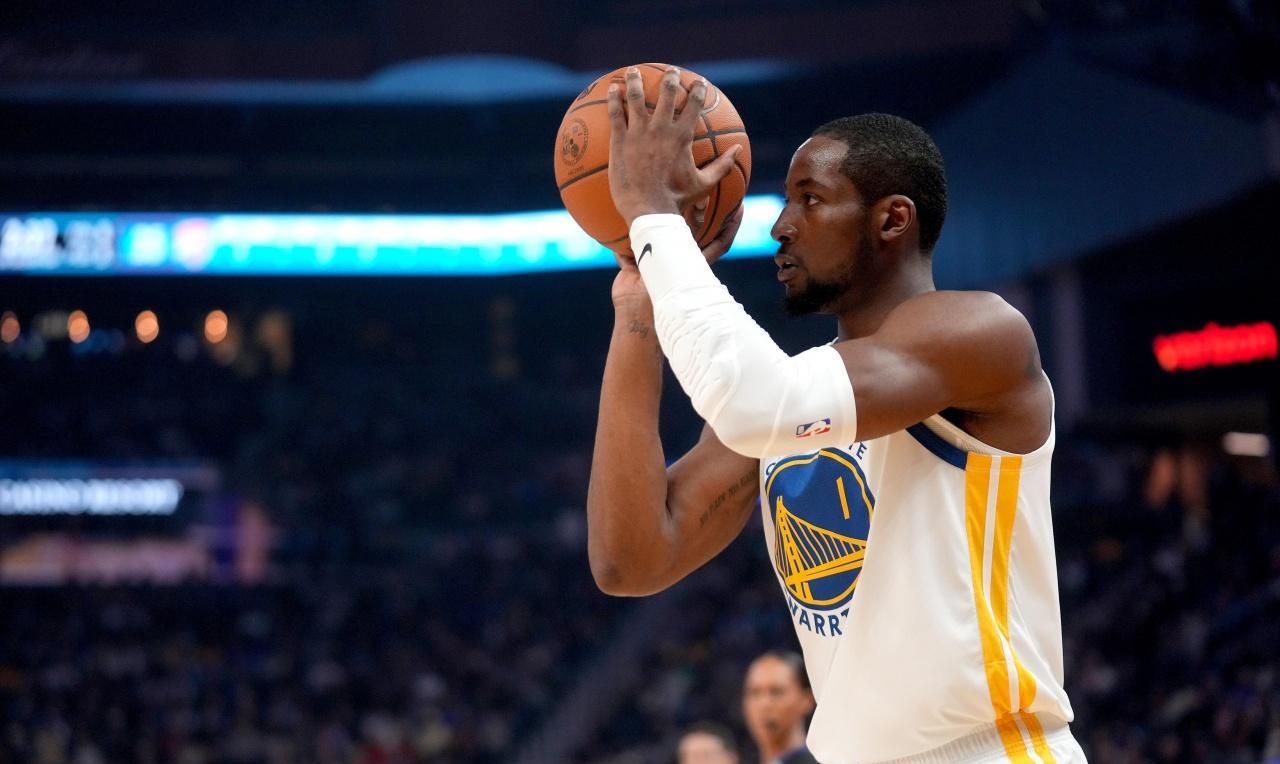 无药可救的库明加！勇士对阵骑士的比赛，库明加10中1被科尔换下，并坐在板凳席直到