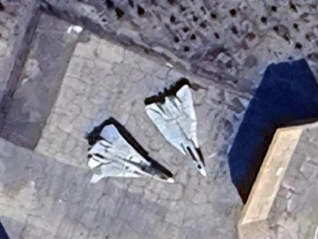 停在伊朗空军基地的2架F-14战斗机，目前这两架“波斯猫”处于无法战斗的状态！