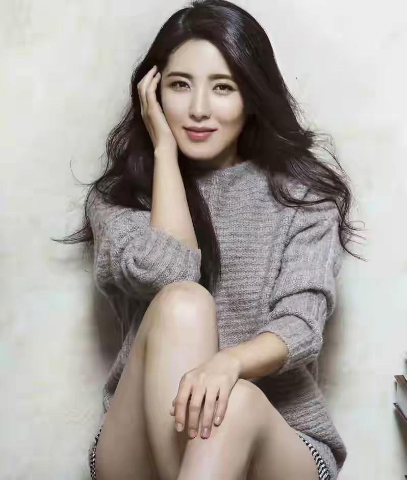 这是美女你们认识吗？她是百年一遇的美女，雍容华贵，大气磅礴，给人一种感觉就是舒