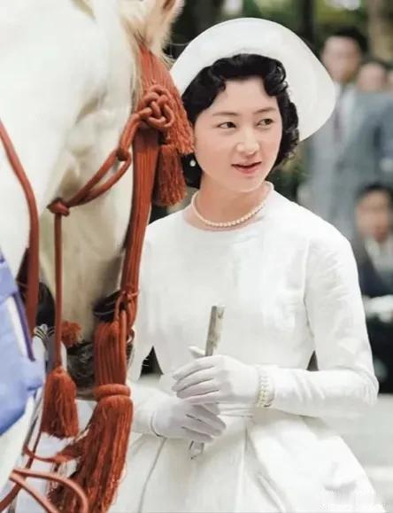 当时日本宫内厅穷，全靠美智子娘家有钱买衣服充场面，所以宫内厅不会怎么管美智子的穿