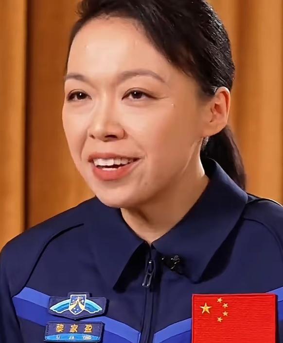 看了黎家盈这么多的采访，总感觉怪怪的。并非是她口才有啥问题，而是她的那一口港普讲