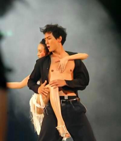 当年吴彦祖和莫文蔚贴身跳舞！莫文蔚的演唱会，吴彦祖担任惊喜嘉宾，两个人在台上热舞