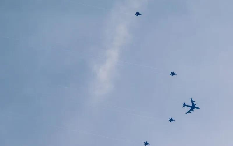继空中加油机调动后，美军F-22、F-35战机集群紧急部署中东。军事媒体《航空家