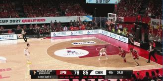 比赛只剩17秒，胡金秋抢到篮板后在摆脱日本归化内线的纠缠时的这次自然摆臂竟被裁判