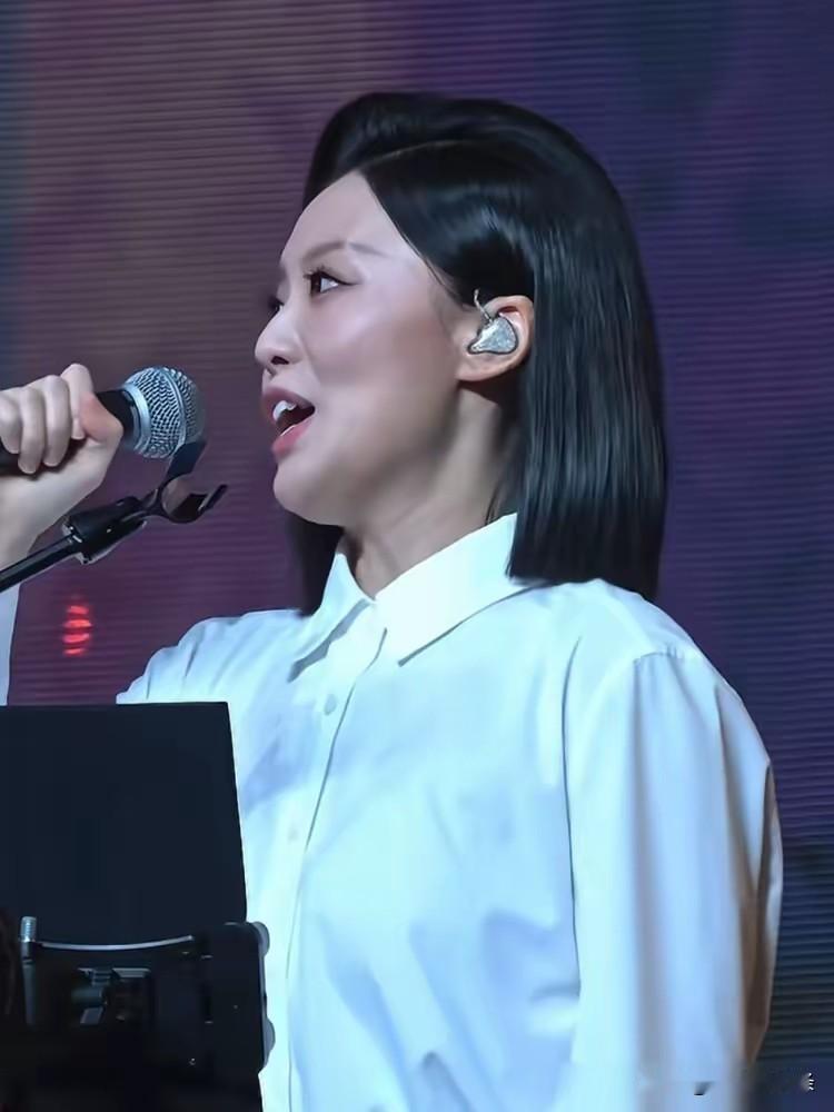 人永远赚不到认知以外的钱！不信你看徐子尧。深圳两场《山歌万里》演出，她全