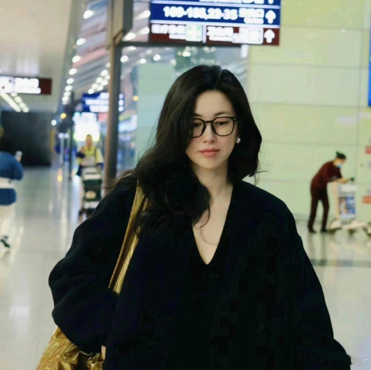 朱珠风情是天赋，自洽是修行。朱珠，兼具东方雅致与现代洒脱。每一面，都足够迷人~