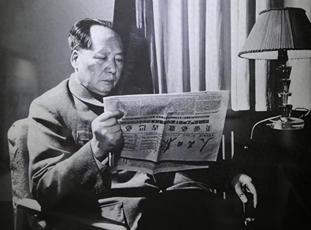 1969年，一天深夜，周总理急忙敲开了毛主席的房门，带来了一个不好的消息，没成想