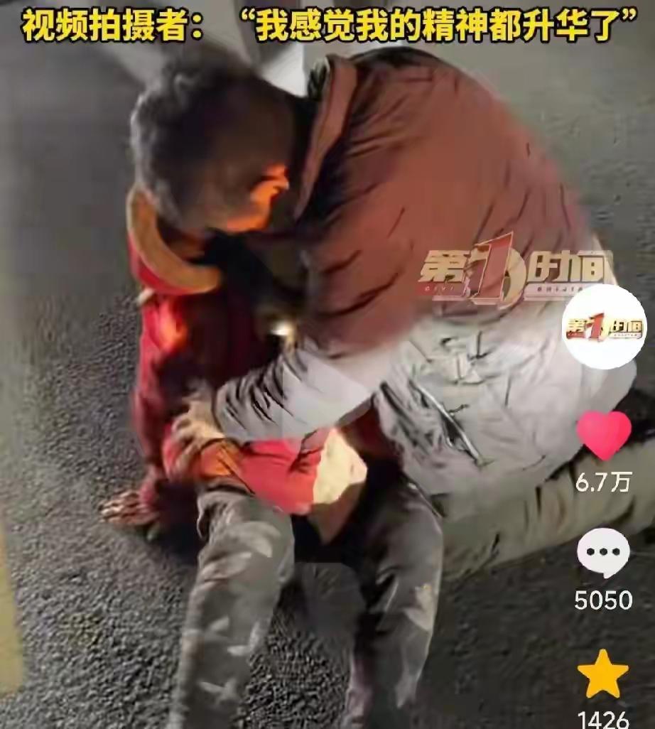 山东一老人横穿马路被撞，儿子一句“咱是烈属子女”，让全网破防。近日，山东临沂李先