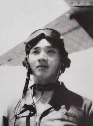 朝鲜战争中，飞行员杨汉黄遭遇4架美军战机，他冒死击落2架后被迫跳伞，却突然发现不
