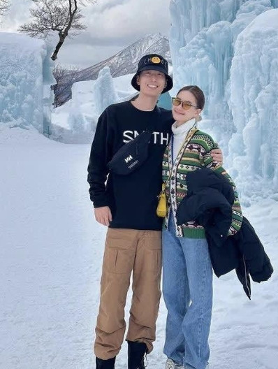 窦骁何超莲冰天雪地秀恩爱，瞬间感觉外面的天气不热了。