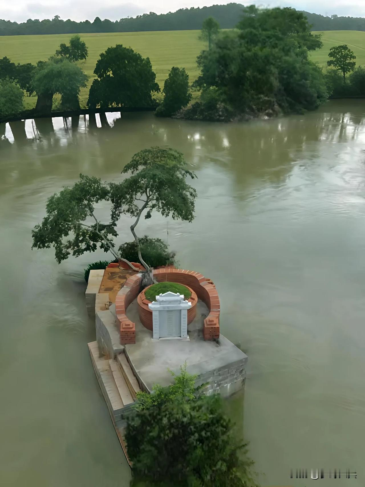 河里发现一座土豪人家坟墓，据当地人说这是一座风水宝地，叫蝌蚪戏水穴，是请过知名风