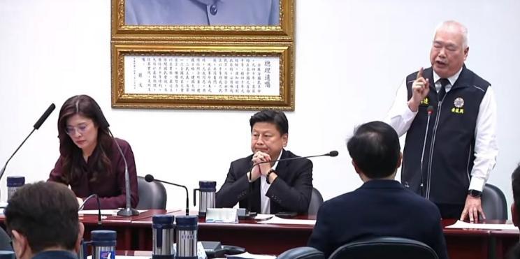 4月29日，国民党内部发生了内讧。副主席季麟连在中常会当众拍桌，指着韩国瑜的鼻子