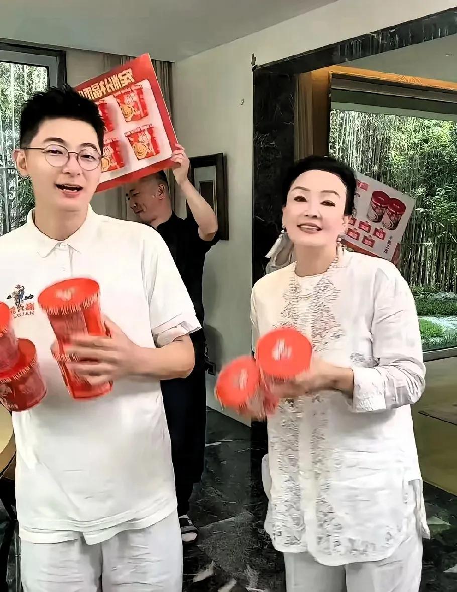 兰姐在家直播卖酸辣粉创下新纪录背后团队被指出问题前天晚上兰姐又开直播了，她一
