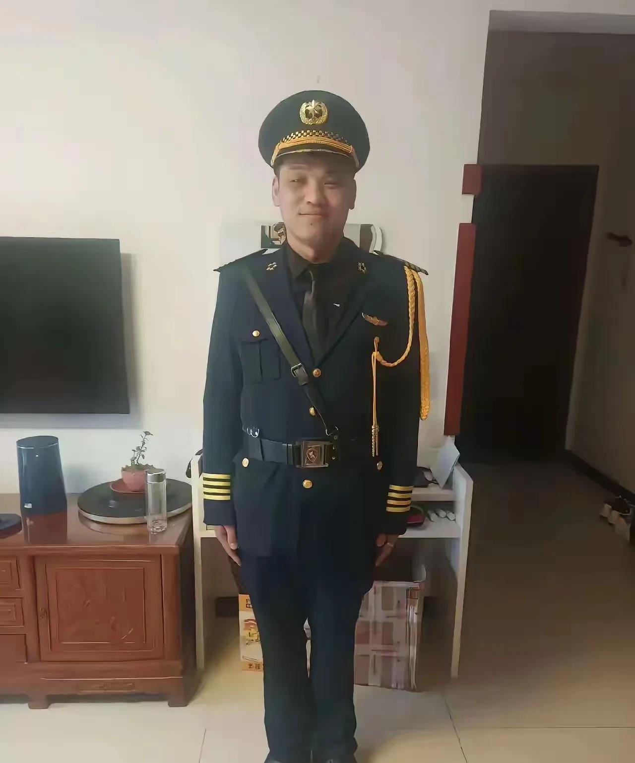 大家认识认识，是上将还是保安，这还能擒拿格斗吗？