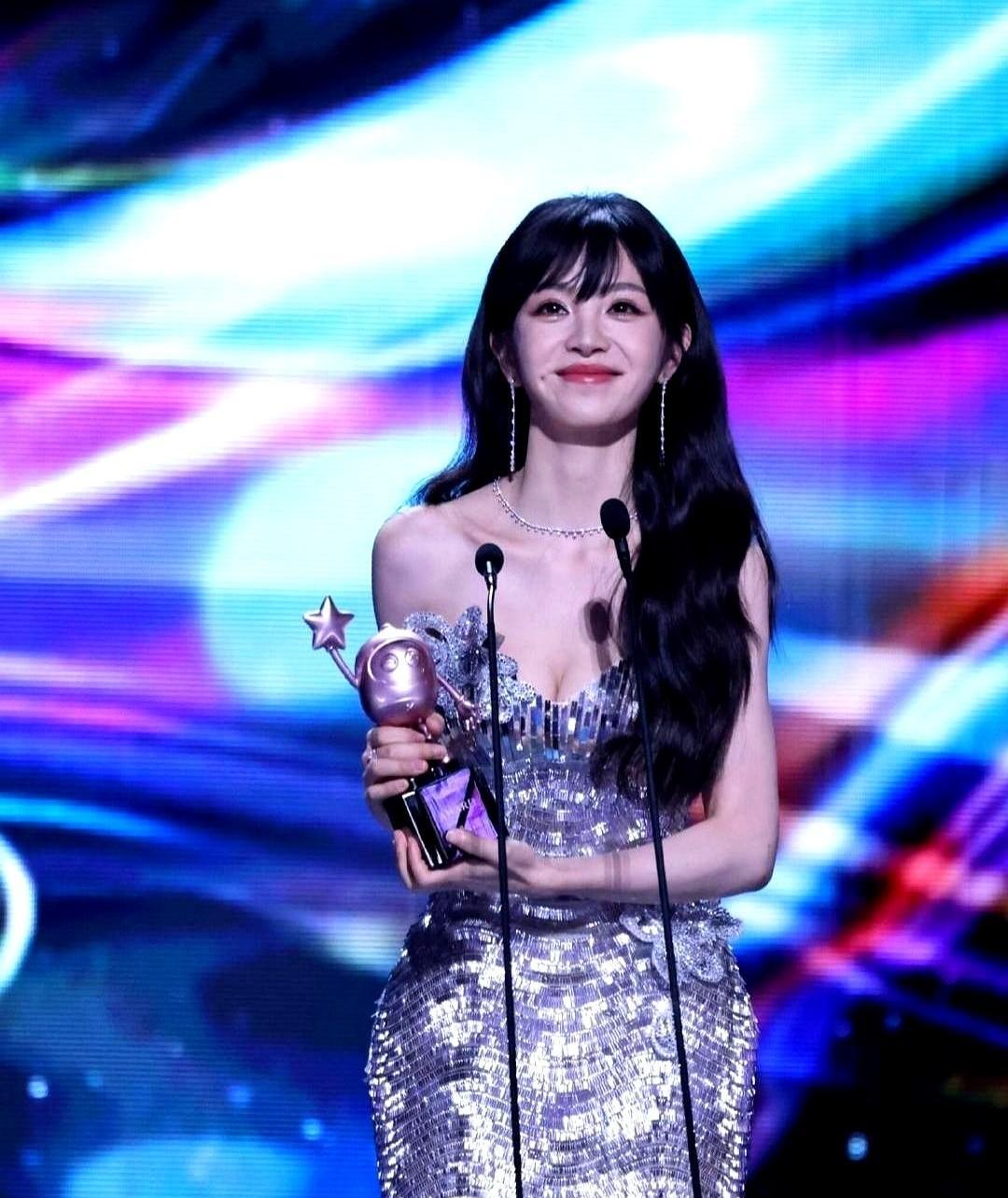 甜妹标签，她昨晚亲手甩开了。聚光灯下，田曦薇没笑。一袭黑裙，锁骨上钻石的冷光