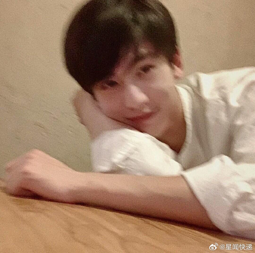 张凌赫张家玮时期谁能想到，如今清冷绝艳的古装男神张凌赫，9年前还叫张家玮，是个2